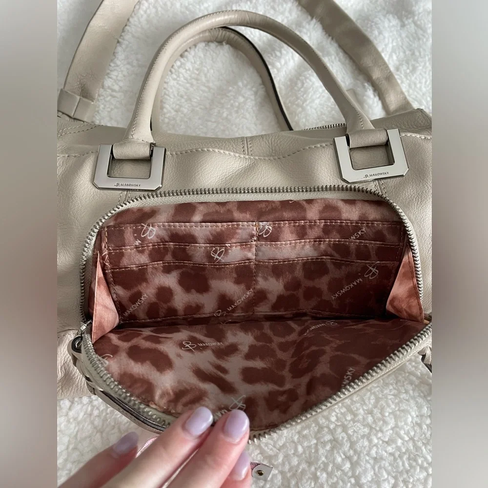 LC: ⭐️HP⭐️ B. Makowsky Leather White Cream Purse with Animal Print Inside - Picture 3 of 15